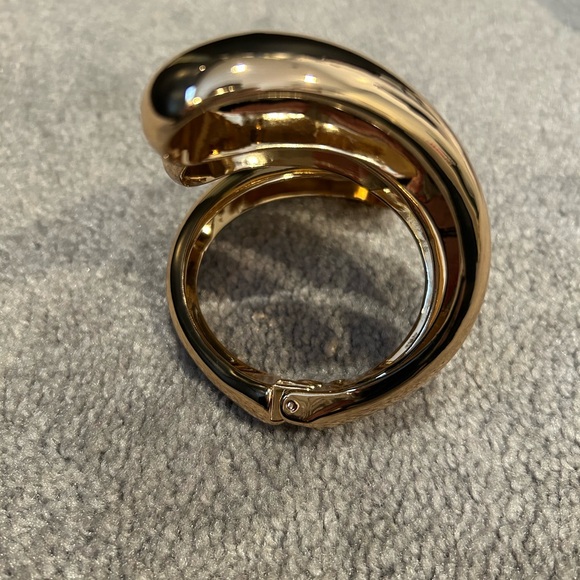 Elegant Gold-Tone Women's Jewelry - Picture 3 of 4